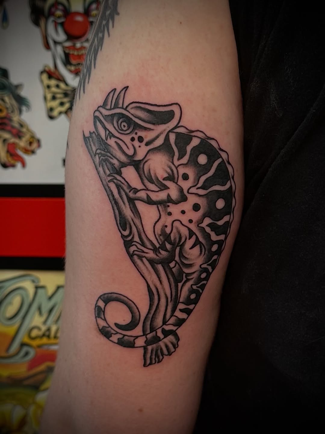 Got to blast over some old lettering on @naes_art_ the other day! 🐺✨Thanks for the trust homie! 🙏🏻 @luckystattoosimi #blastovertattoo #tattoo #tra