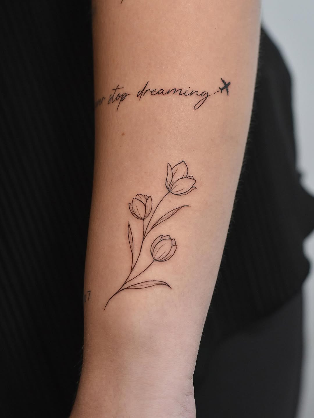 Tattoo de irmãs 💕
Olha essa ideia, que linda! Aproveita pra marcar sua irmã/amiga que vai fazer uma dessas com você! 🫶
✍️ Tatuagens delicadas de tr