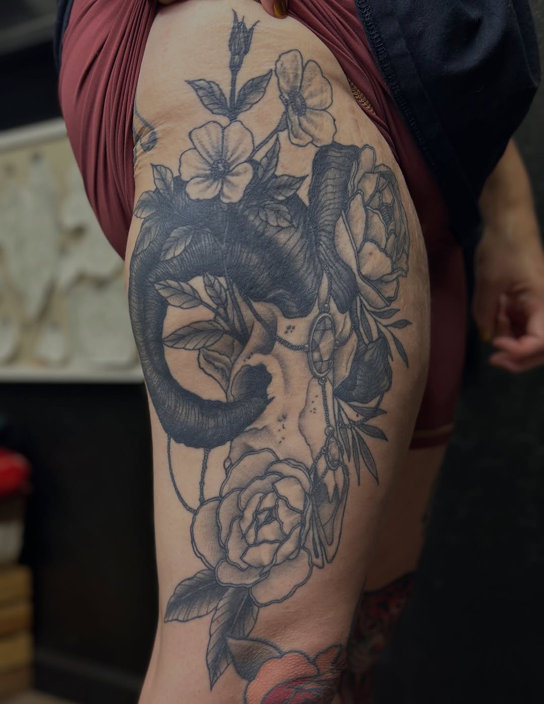 a super rad deinonychus skeleton picked out by her sweet kids 🦖
.
.
.
#arizonatattooartist #aztattooer #dinosaurtattoo #floraltattoo