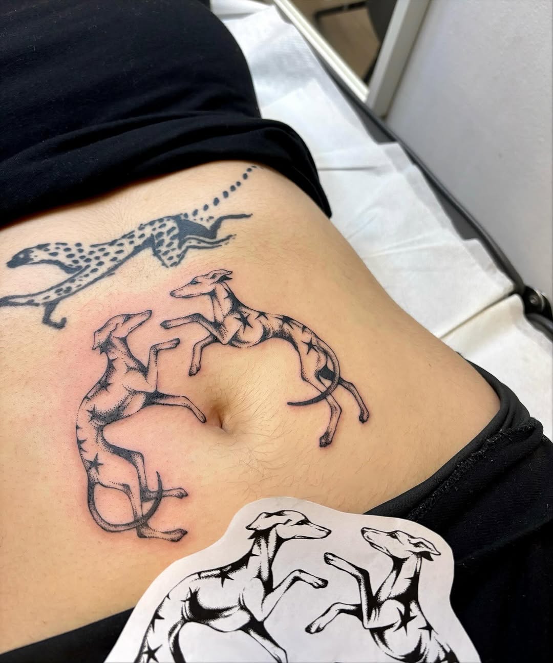 Greyhounds playing⭐️

Idea della cliente, progetto mio. 
I’d like to do more tattoos like this! Scrivimi se sei interessatx :)