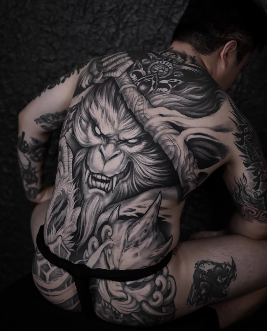 "WUKONG 悟空"
A backpiece project from 2024 to 2025.
The client wanted to convey protection — Wukong depicted in a defensive stance, blocking with his