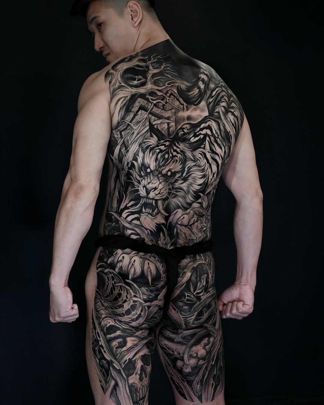 人性就是戰爭 | Human nature is war.
We’ve finally brought Kit’s tiger backpiece to completion.
This piece symbolizes a layered personal belief, representin
