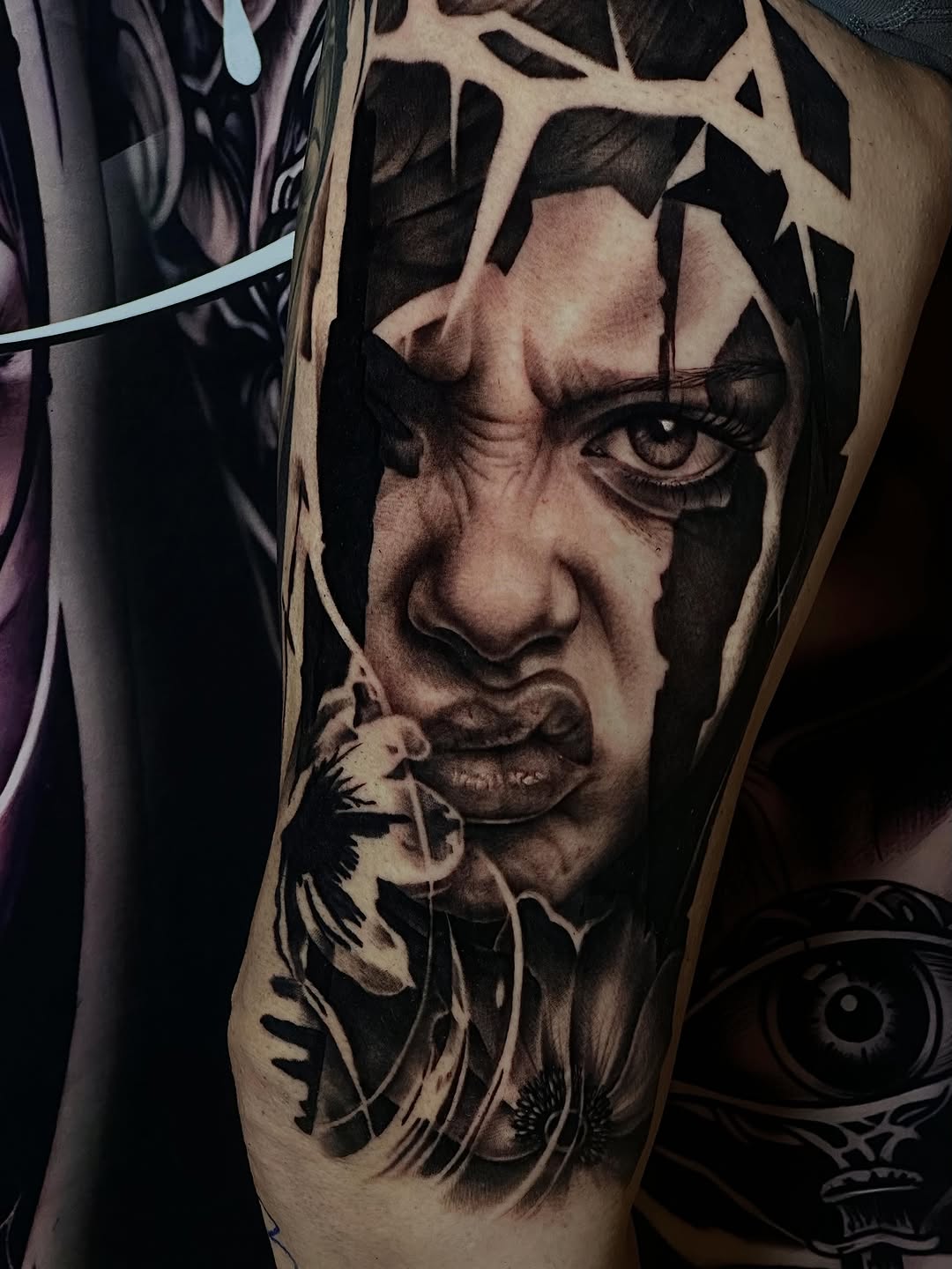 🌋 HAY RAÍCES QUE NUNCA SE OLVIDAN, AUNQUE EL CAMINO TE LLEVE LEJOS. @araujo_tatto969
Desde Alto Hospicio, Chile, llega a Sangre Volcánica Expo Tatt