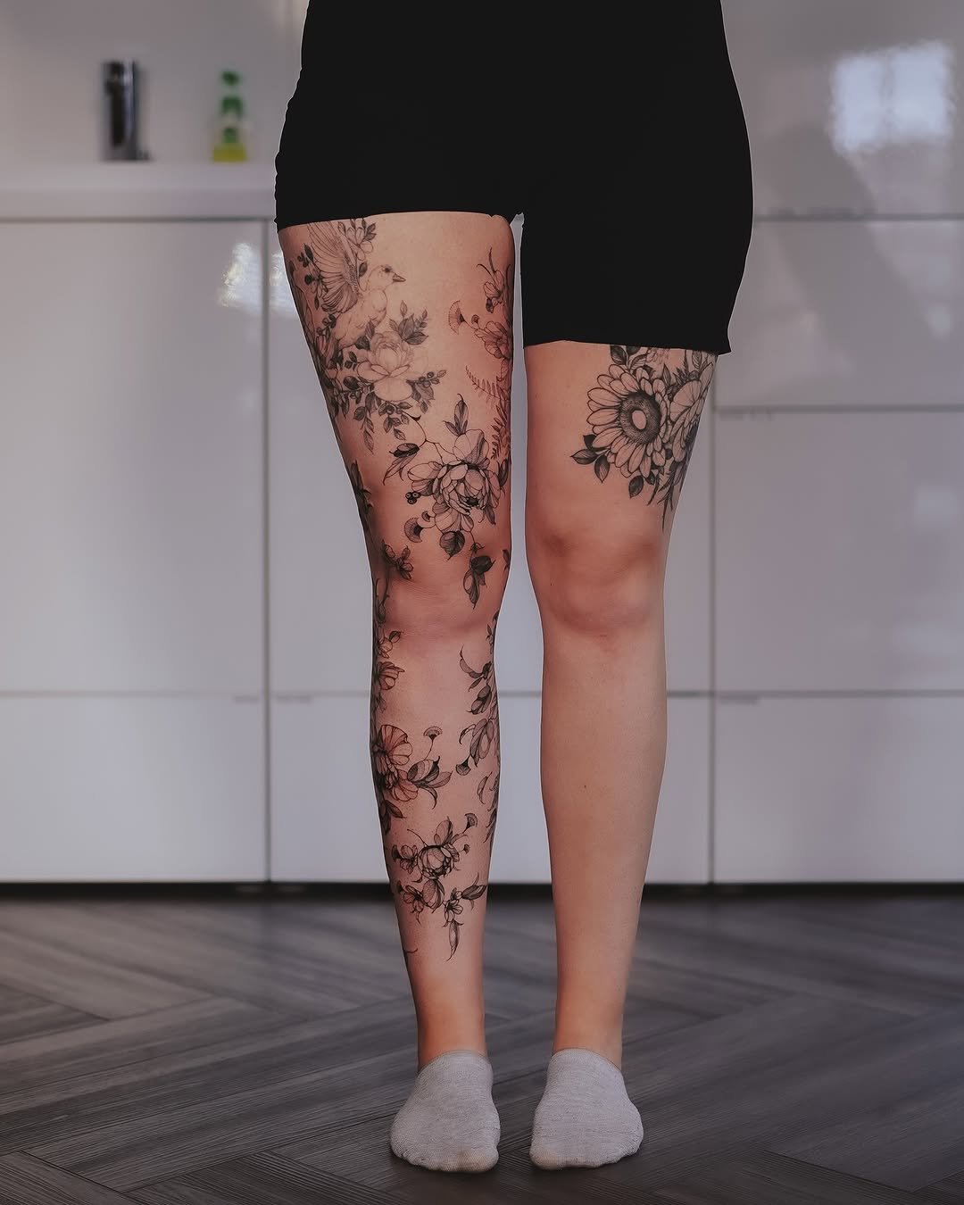 Freehand flow 🖤
Designed directly on the body, following its natural movement and anatomy.

Floral details, fine lines & a little bit of magic ✨
Done