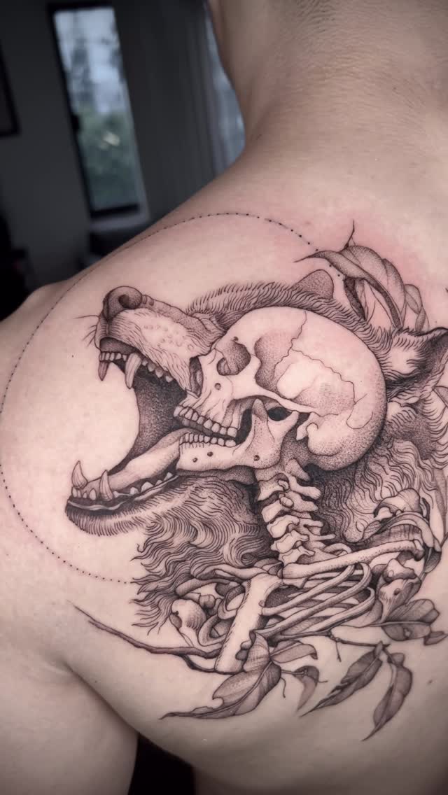 Gran pieza estilo blackwork 🖤
Texturas, contraste y movimiento inspirados en las profundidades del océano 🐙✨
Si te identificas con estos grandes fo