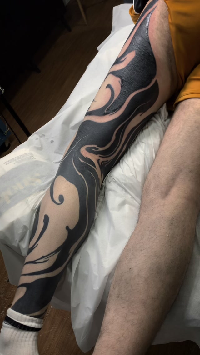 Dark Flow
Cicatrizado há 2 anos 
@naturaltattoocare 
.
#darkflowtattoo #tribal #neotribal #blackink #killerink