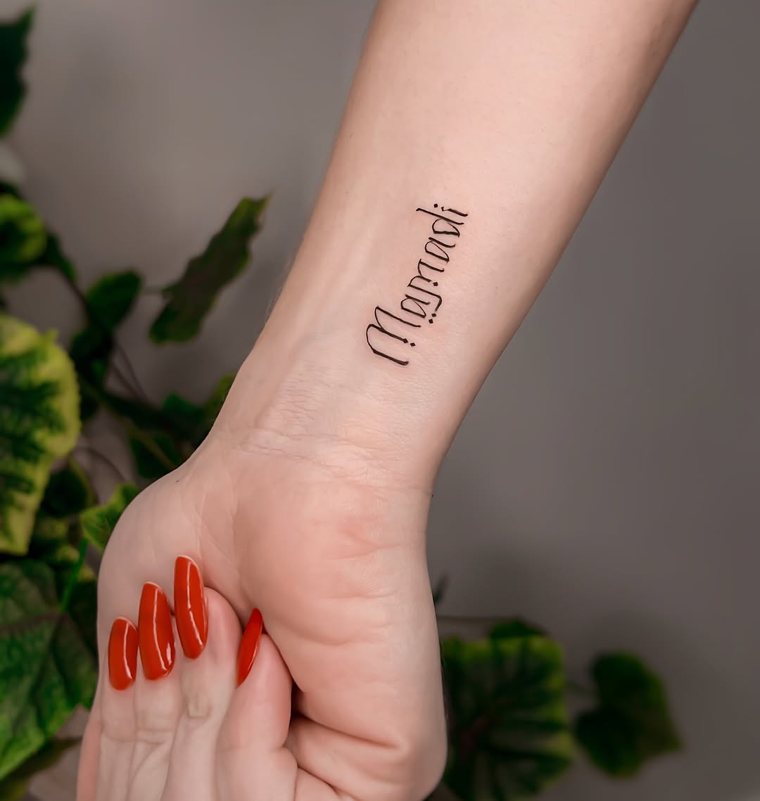 Há uma força que não precisa se provar.
Uma sabedoria que não grita, mas guia.

Os passos seguem firmes, como quem aprendeu a mover a vida com a intui