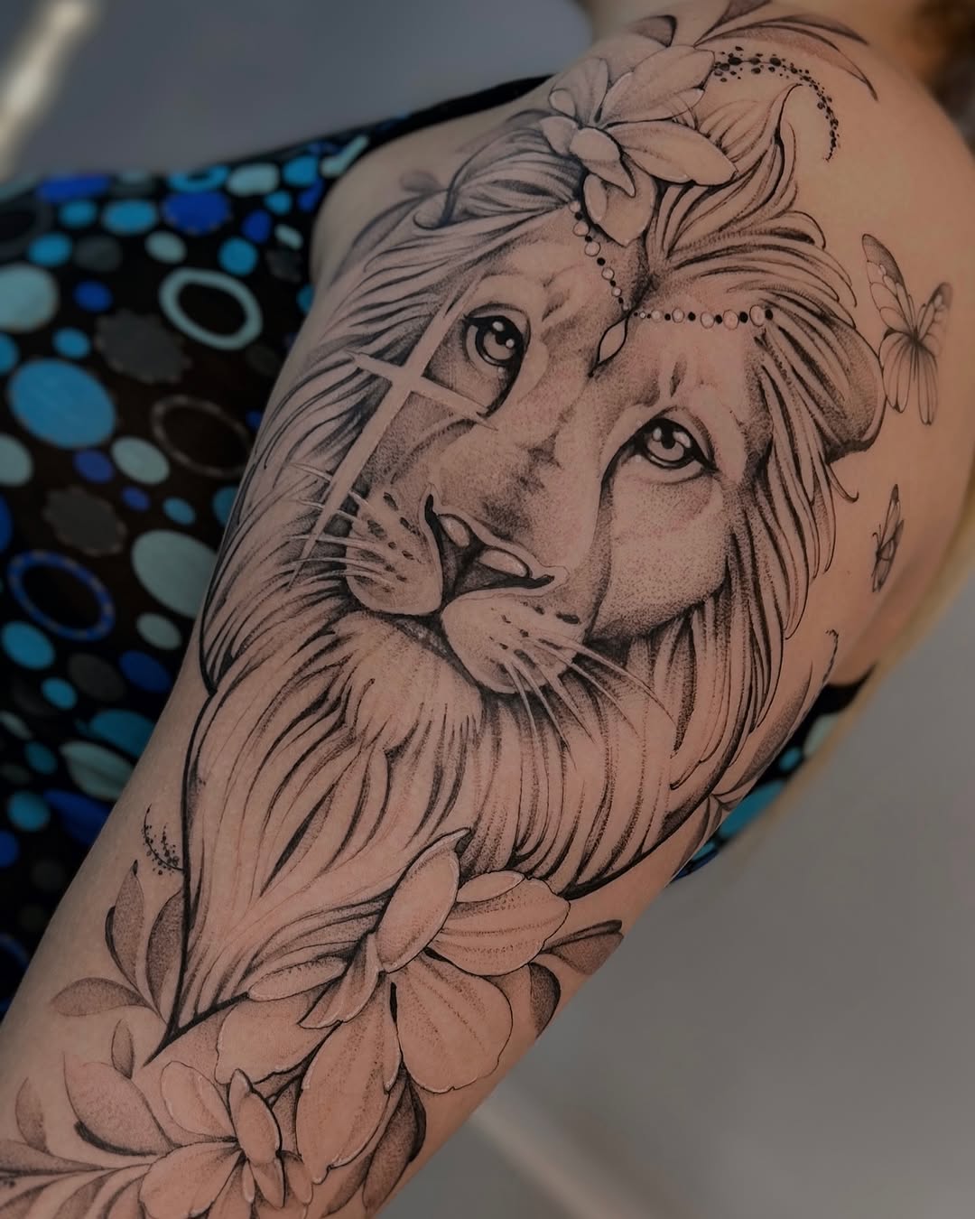 Tatuar “mamadi” no corpo é um gesto de reconciliação com a figura materna.
É uma forma carinhosa, íntima e única de dizer “mãe”.
Mais do que um nome, 