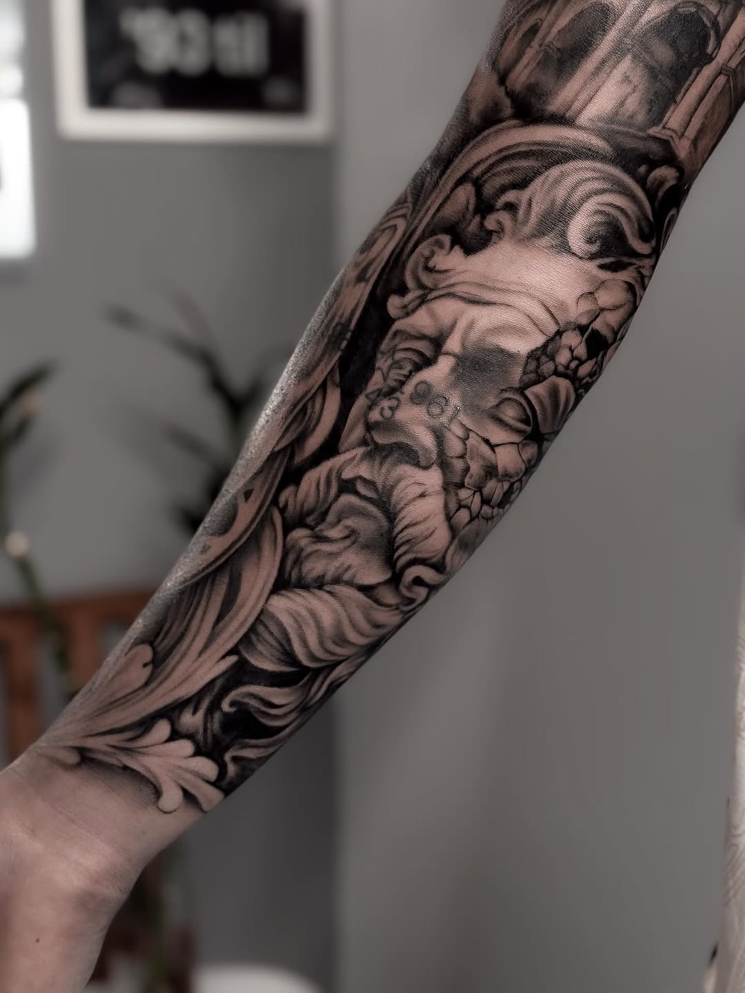 Elegante realizado en estilo black&grey por nuestro artista residente Robert

📍 @bruma.tattoo.studio 

👤 @robertmarcu.tattoo