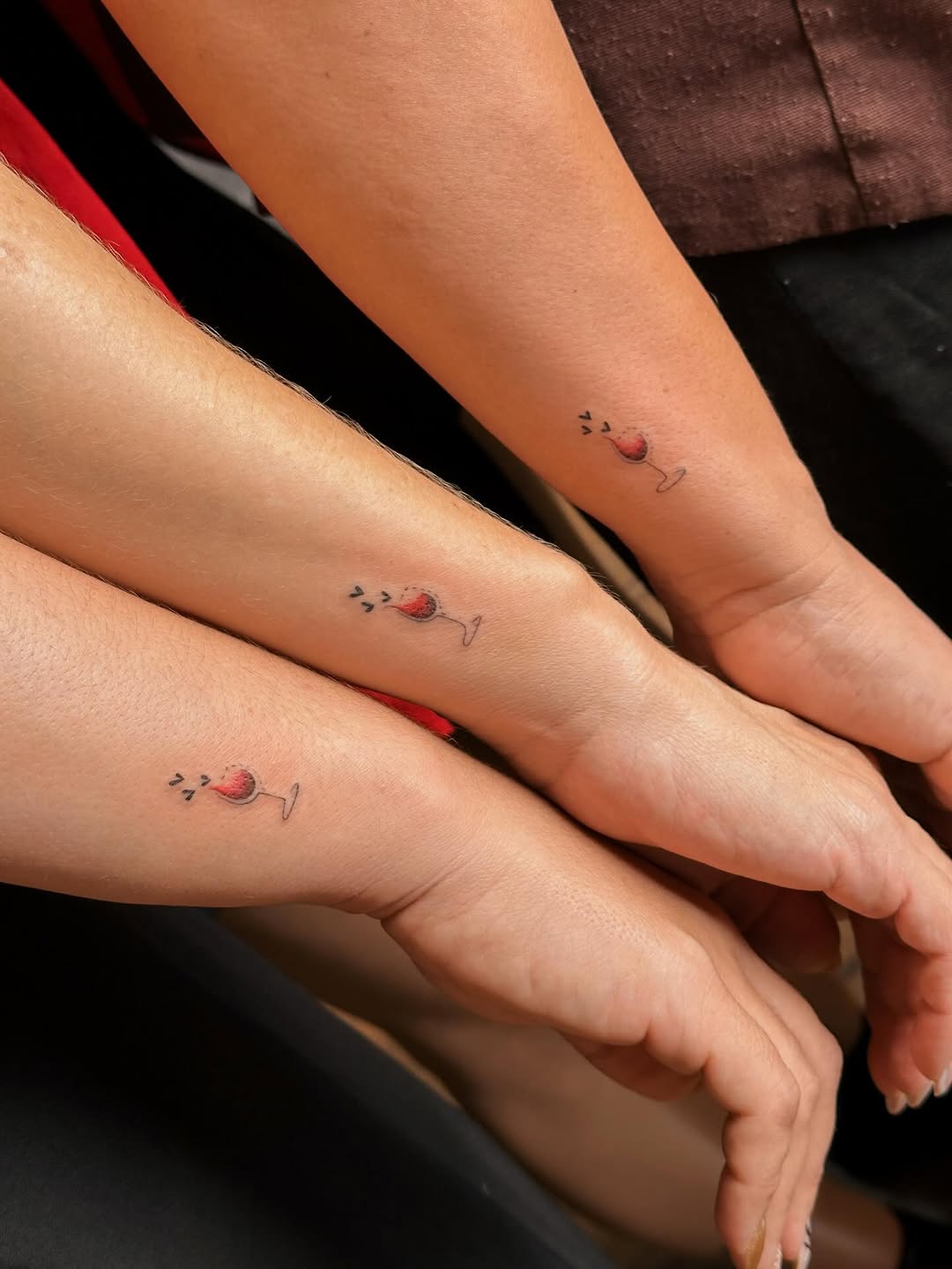 Quando dois corações se encontram, a pele também fala. 🖤 Uma tatuagem para marcar não só o amor, mas a promessa de que, mesmo nas adversidades, a Myh
