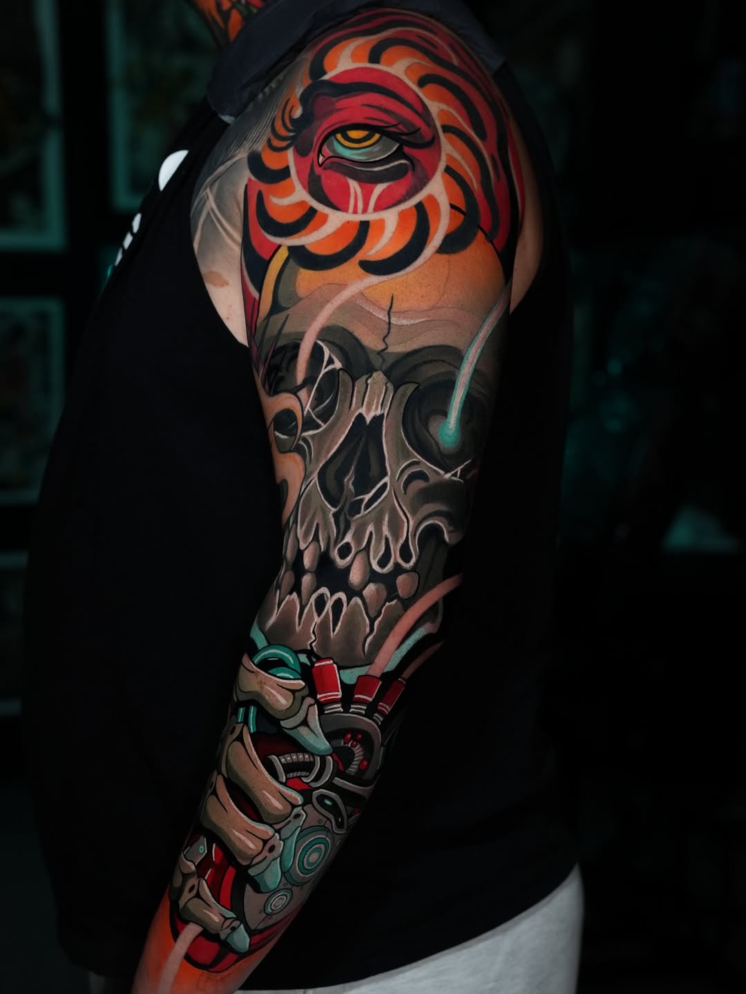 Here’s a BTS look at resident artist @camilo.osorio.tattoos laying down ink on a massive custom torso piece.

Camilo’s sweet spot is custom Neo-Tradit