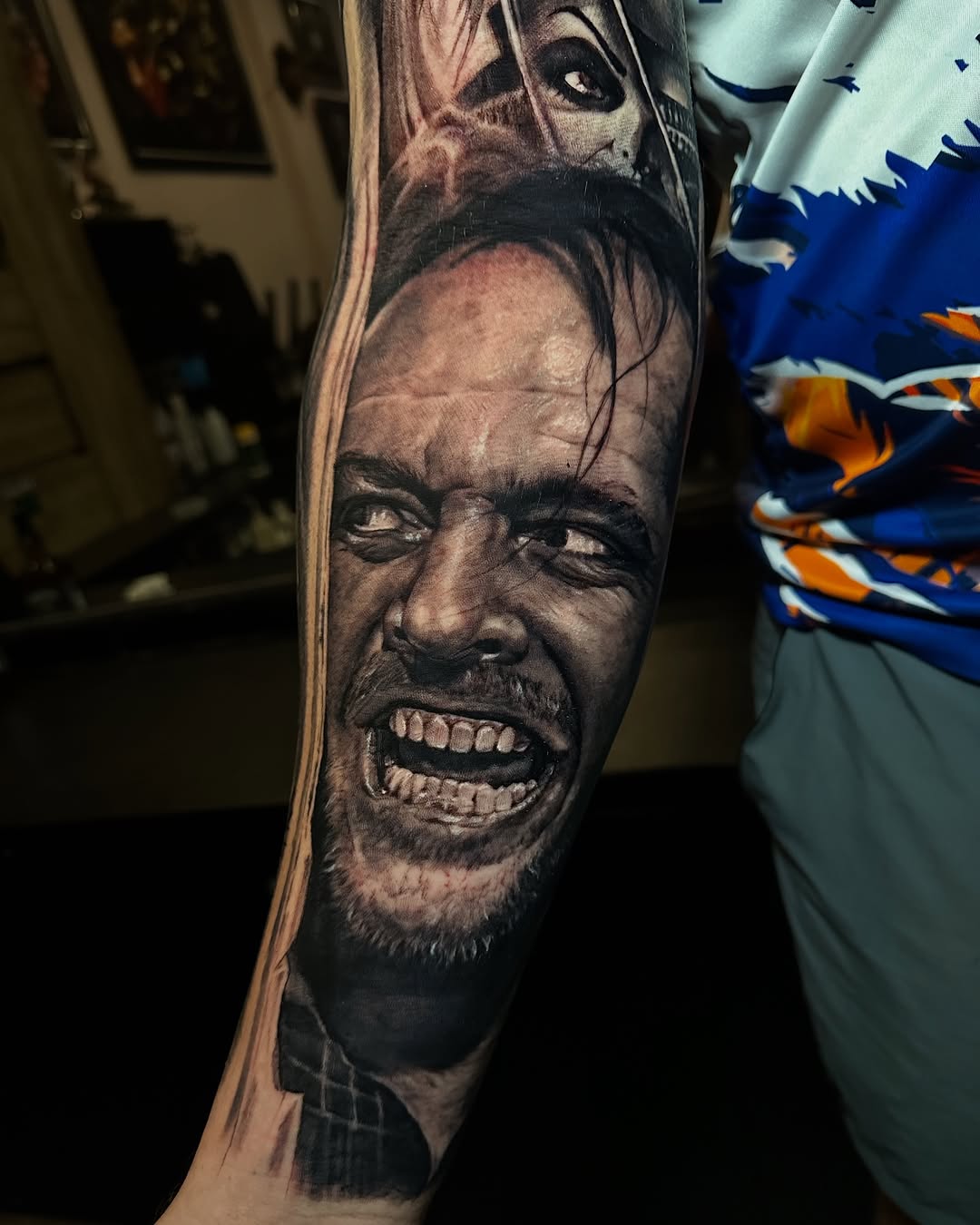 Here’s Johnny 🧟‍♂️
#portraittattoo #sleevetattoo #horrortattoo #movietattoo #tattoodesign #chezer13_tattoo #realistictattoo #realismtattoo