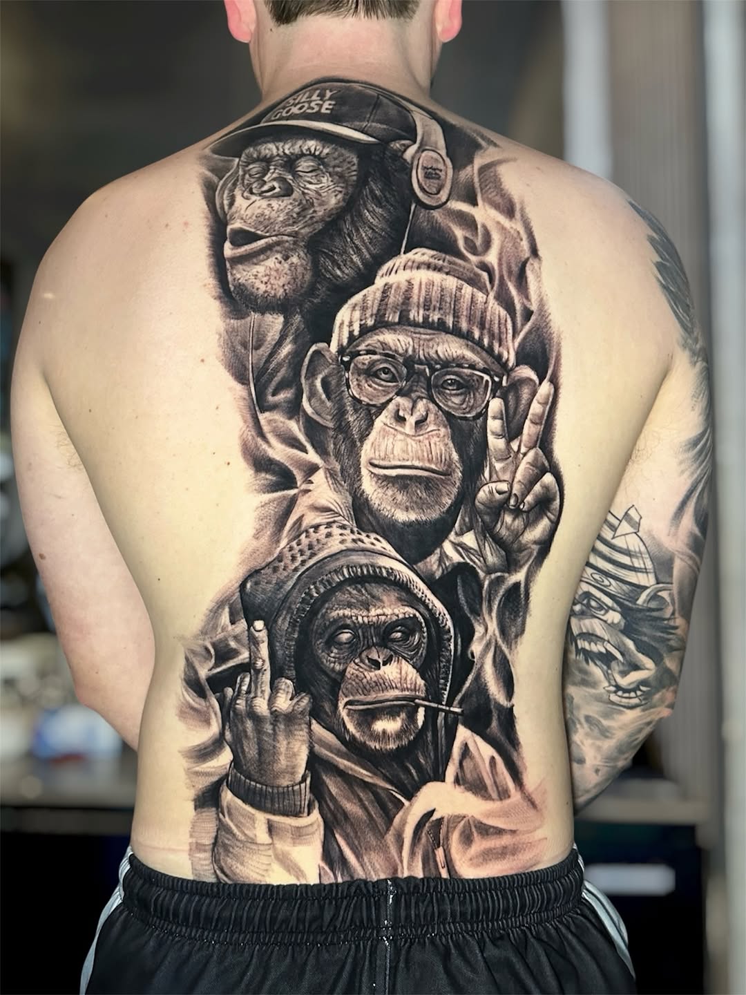 Sone with 2guns at same time 🍃
#backtattoo #chezer13_tattoo