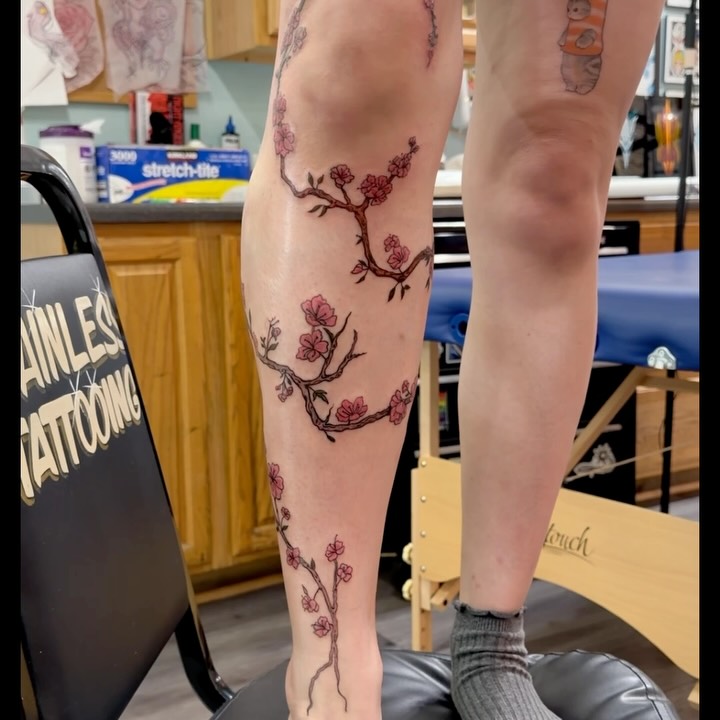 🩸🗡️🩸 One big stab for Kasper. 
Done at @chicagotattoo

.
#chicago #chicagotattoo #americantraditional #dagger #tattooartist