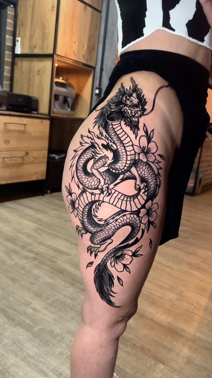 Mais um dragãozinho dessa vez no quadril 
Comenta ai o que vocês acharam 😍
•
#tattooideas #dragon #sc #bc #balneariocamboriu #sp #cwb #brasil #art #t