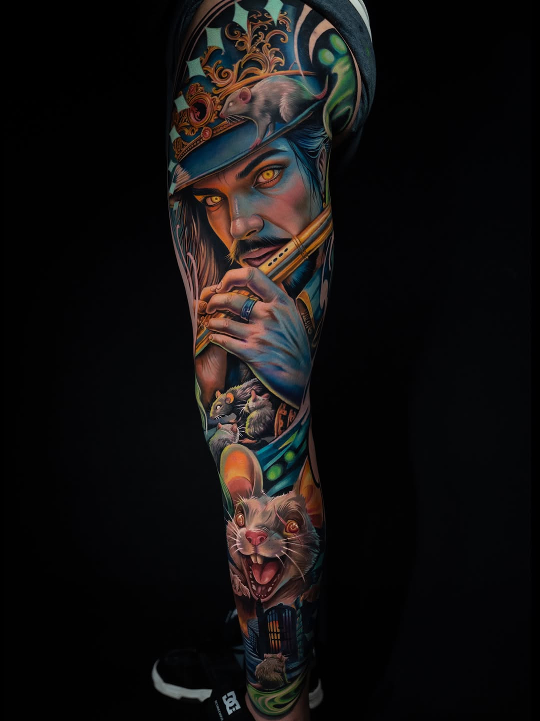 ๐๐1er lugar 3 dรญas color-Best of Show๐๐
@da2tattoo โ @dink_tattoos
Inspirado en la leyenda del Flautista de Hamelin, este tatuaje representa el