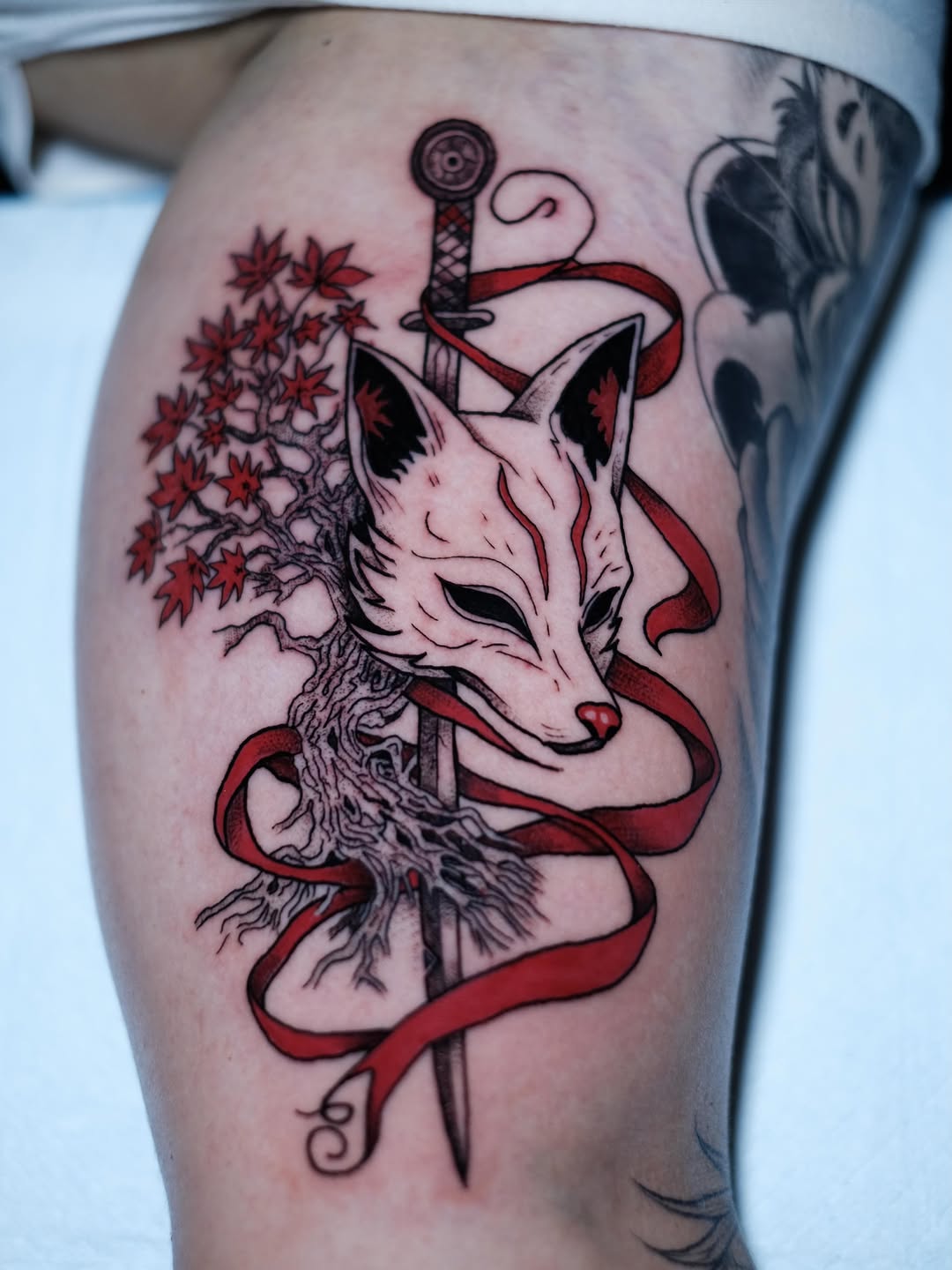 Saturación al 100% 🖋️🖤
La clave de un buen blackout está en la uniformidad del pigmento y en dejar que la piel ‘respire’ con diseño. Desliza para ve
