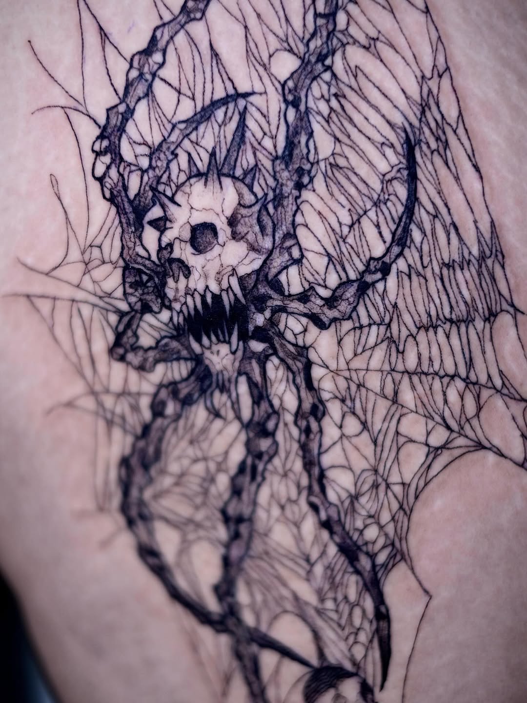 Les comparto este proyecto que hicimos en la canilla de mi cliente 🖤

Fueron dos sesiones: en la primera trabajamos todas las líneas del tatuaje y av