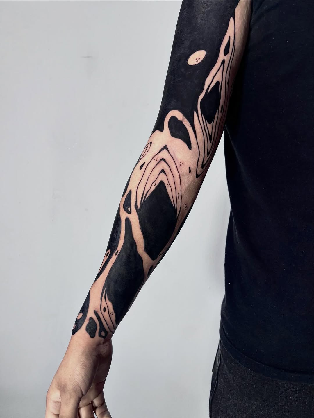 Primera sesión de este cover y mejora en estilo neotribal. 🔥🖤

Mi cliente traía un tatuaje con el que ya no se sentía conforme, así que en esta sesi