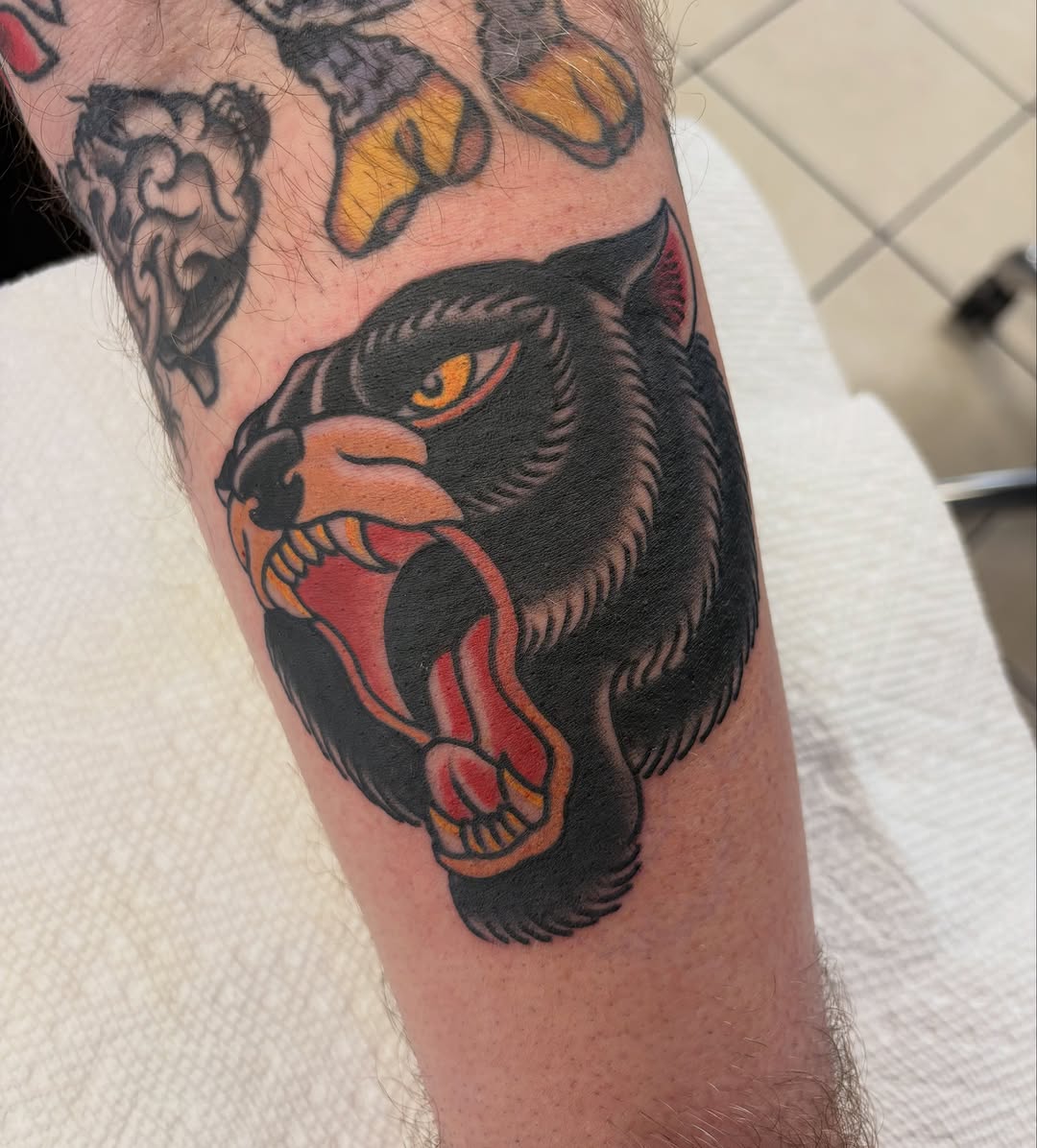 Hate your old tattoo? BLAST OVER IT WITH SOMETHING SO ILL EVEN TAYLOR FARMS WOULD HAVE TO TAKE THE CREDIT.

Dipping the toe into some blackwork and it
