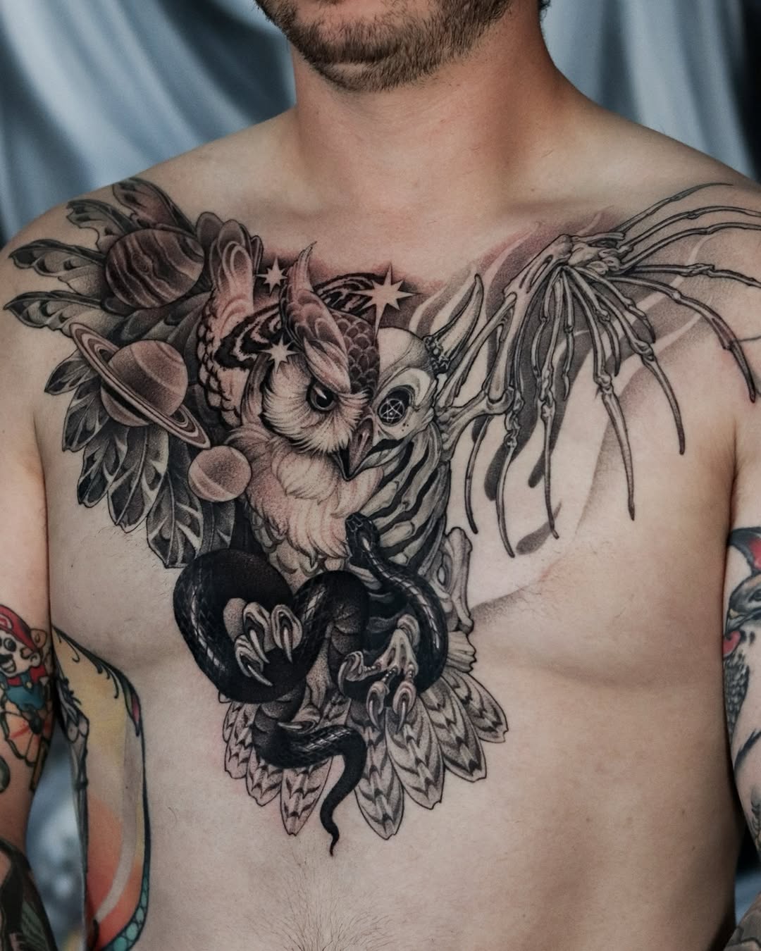 My client sat for three days to get this wicked cosmic skeletal owl done. Definitely worth it.
#chestpiecetattoo #txttoo #killerink #stabmegod