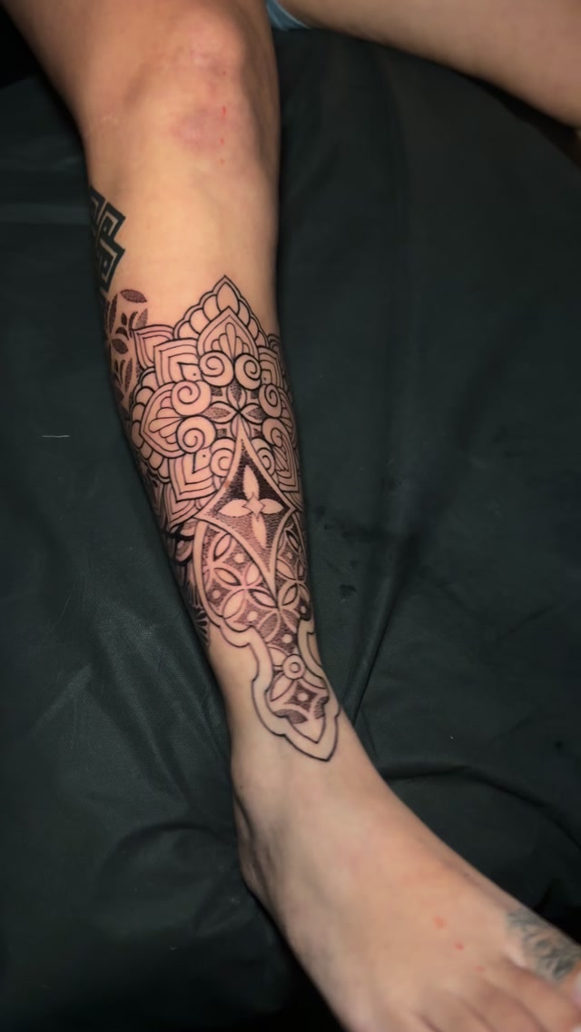 Proceso de la última sesión para @ricardomedijo  con la cual concluimos su brazo 

#kendricklamar #ornamental #ornamentaltattoo