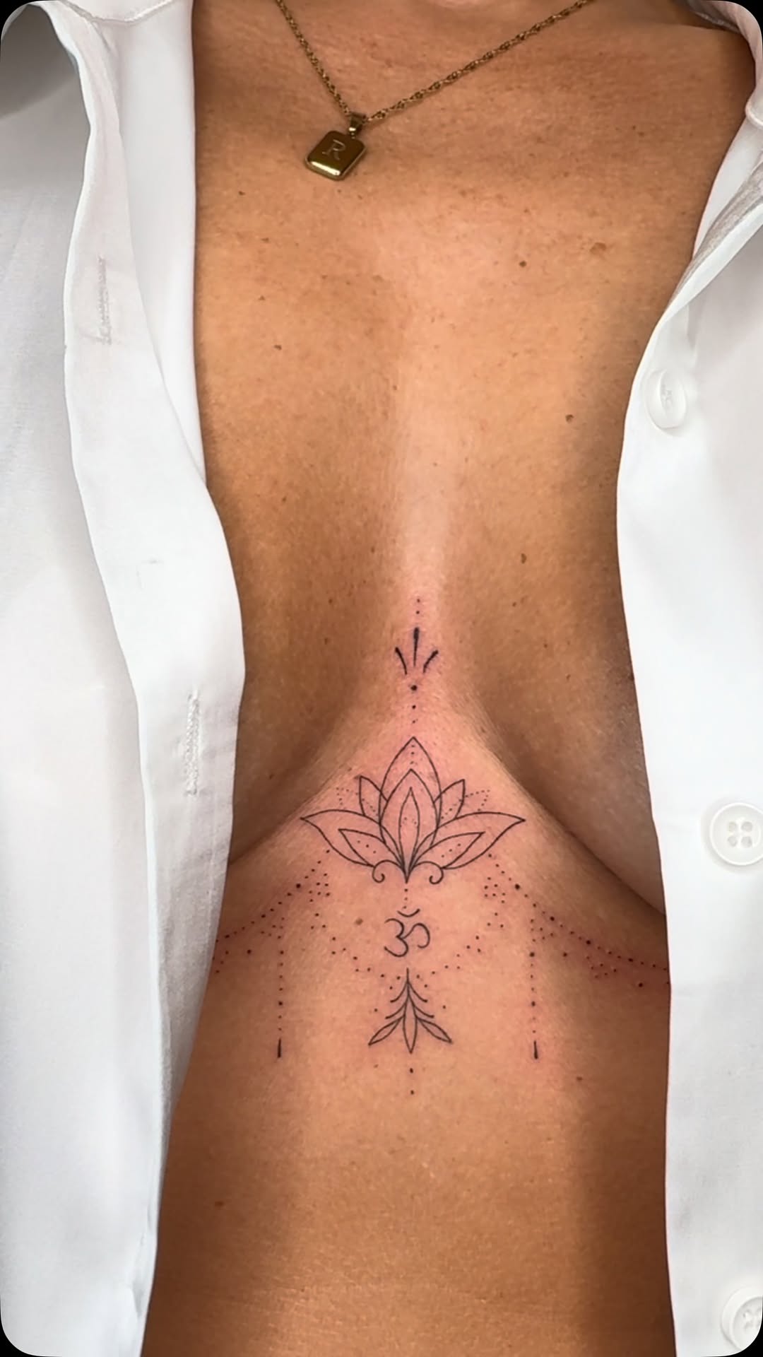 Hier zeigen wir euch wie die schönen kleinen Herzchen auf Inas Schultern entstanden sind 😍❤️🫶🏻
Wie findet ihr die Idee?
#finelinetattoo #floral