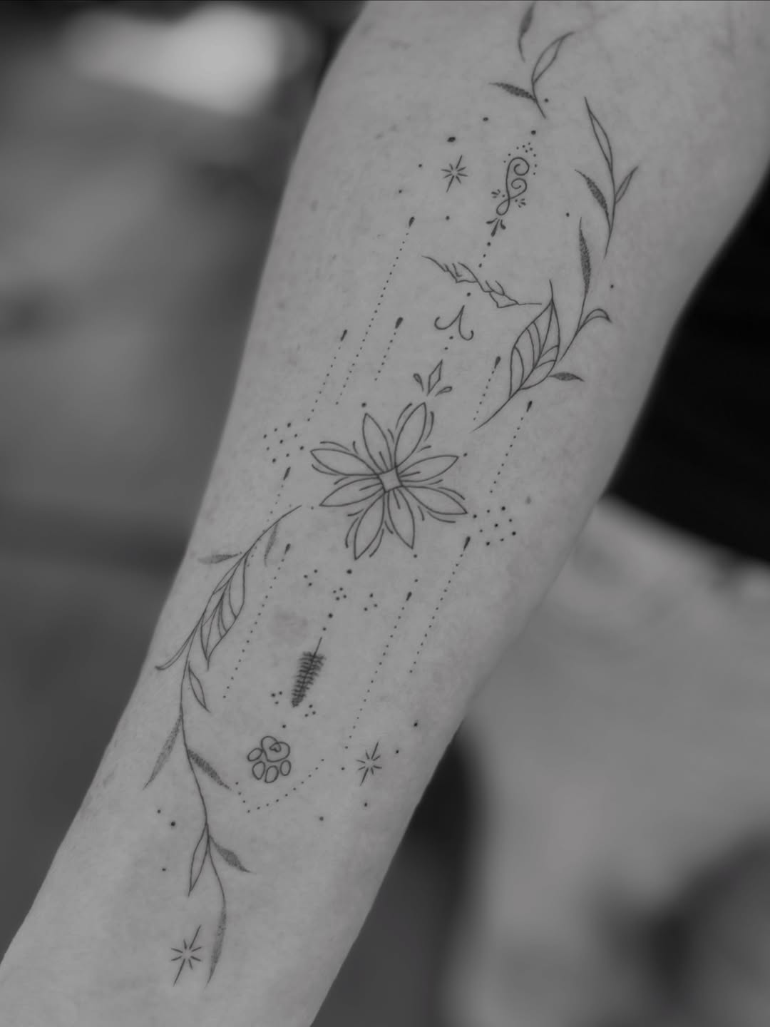 Ein sehr bedeutungsvolles und emotionales Tattoo 💙
#finelinetattoo #floraltattoo #flowertattoo #ornamentaltattoo #feminintattoo