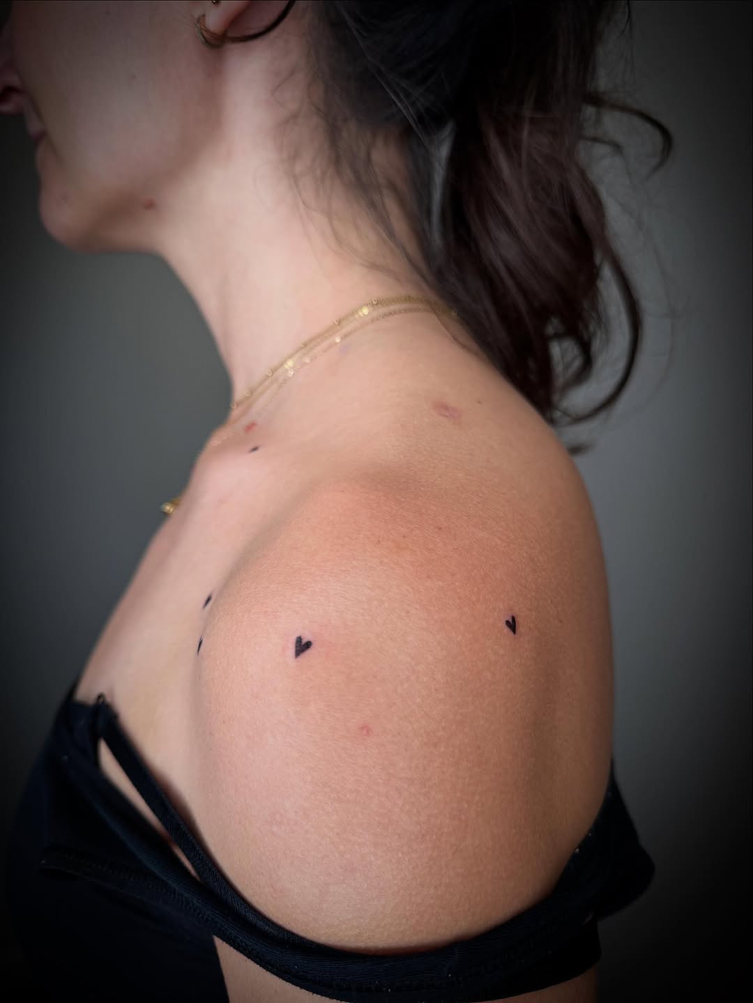 Dieses Tattoo ist mehr als nur ein Motiv. 🌿✨
Die Lotusblüte steht für Wachstum, innere Stärke und Neuanfang. Das Om-Symbol erinnert daran, zur Ruhe