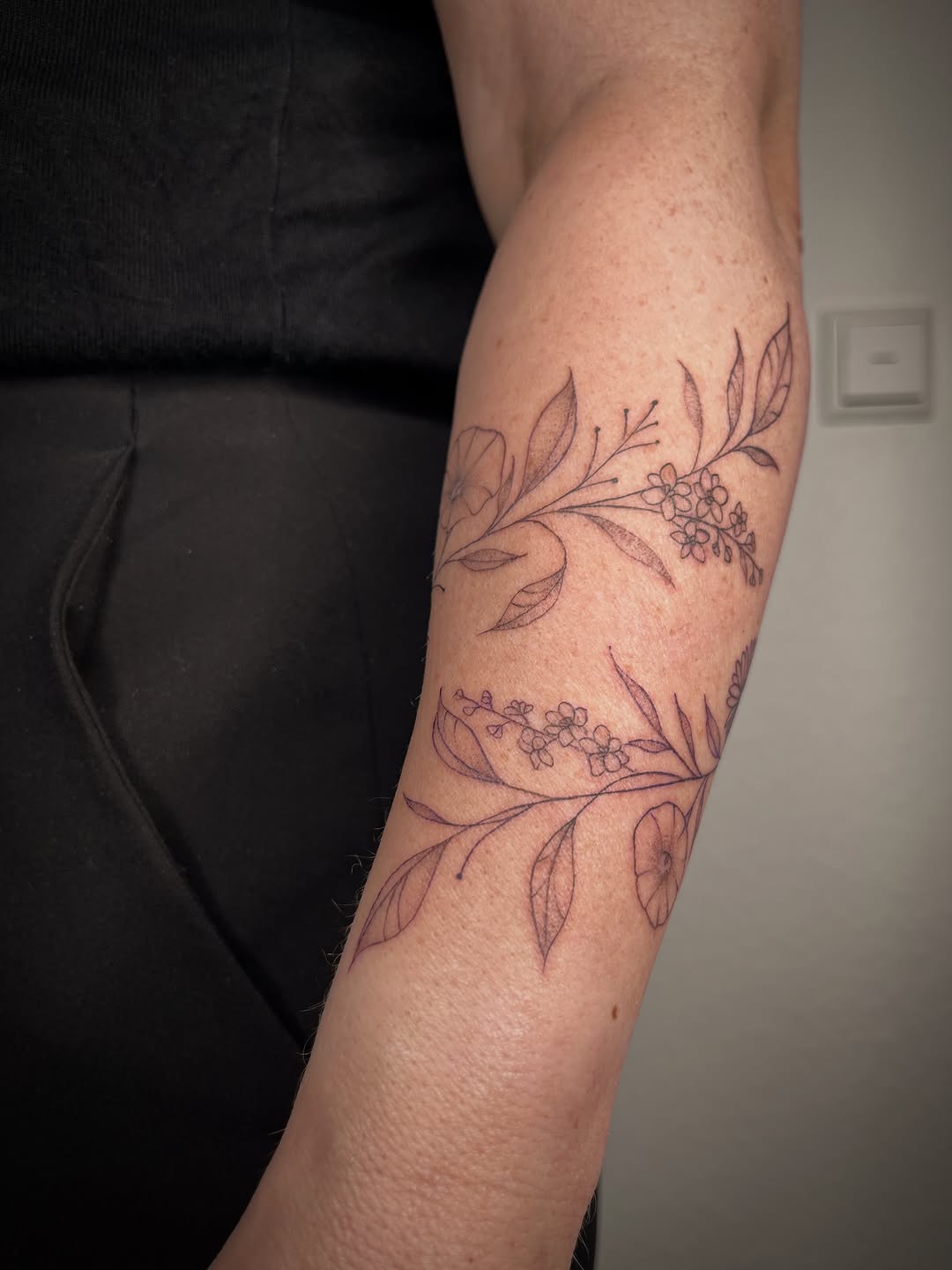 Genau deshalb nehmen wir uns bei der Platzierung immer die Zeit, alles gemeinsam zu prüfen. Denn ein Tattoo soll nicht nur schön aussehen – es soll si