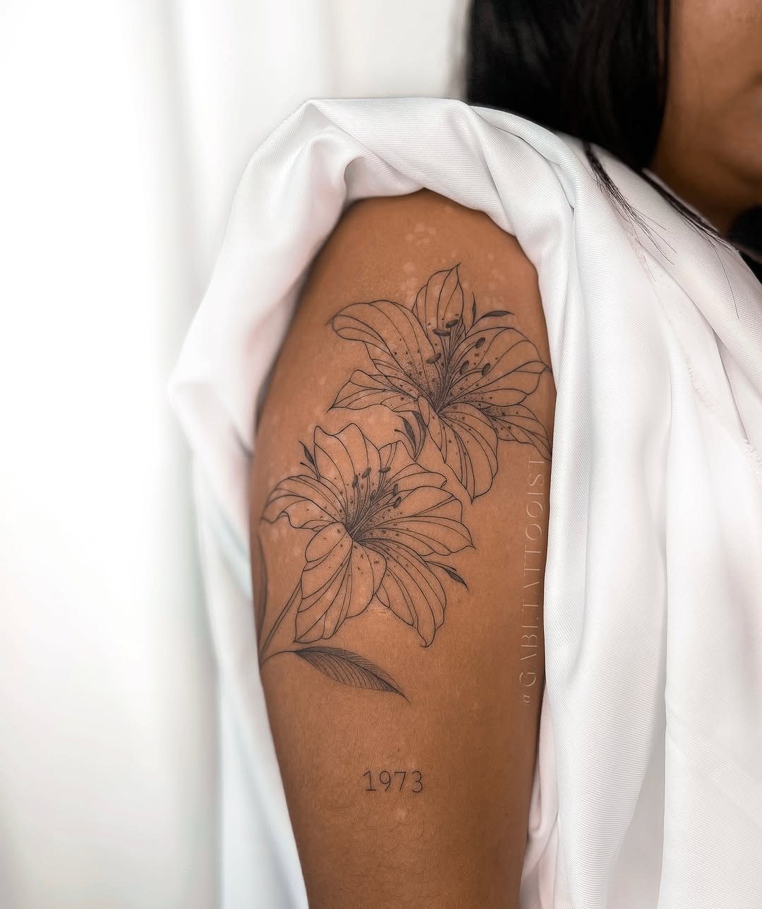 Floral de Lírios para a primeira tatuagem da Kayane ✨
.
.
.
.
.
.
.
#tattoo #tatuagem #lirio #camposdosgoytacazes #tattoofloral