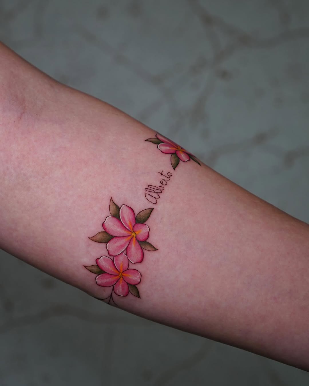 Floral com assinatura do pai da cliente pela nossa @lisbontattoo_saranunes ✨
#tattoo #lisbontattoo #lisbon #tatuagem #lisboa #vegantattoo #colourtatt