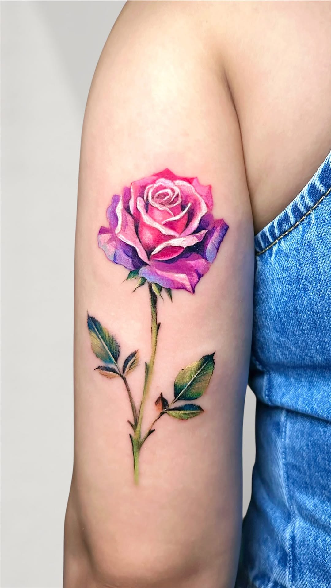 Hicimos este tatuaje increíble en 3 sesiones. La idea era hacer una luna en un hombro y un sol en el otro. Así es como decidimos estilizarlo. Muchas g