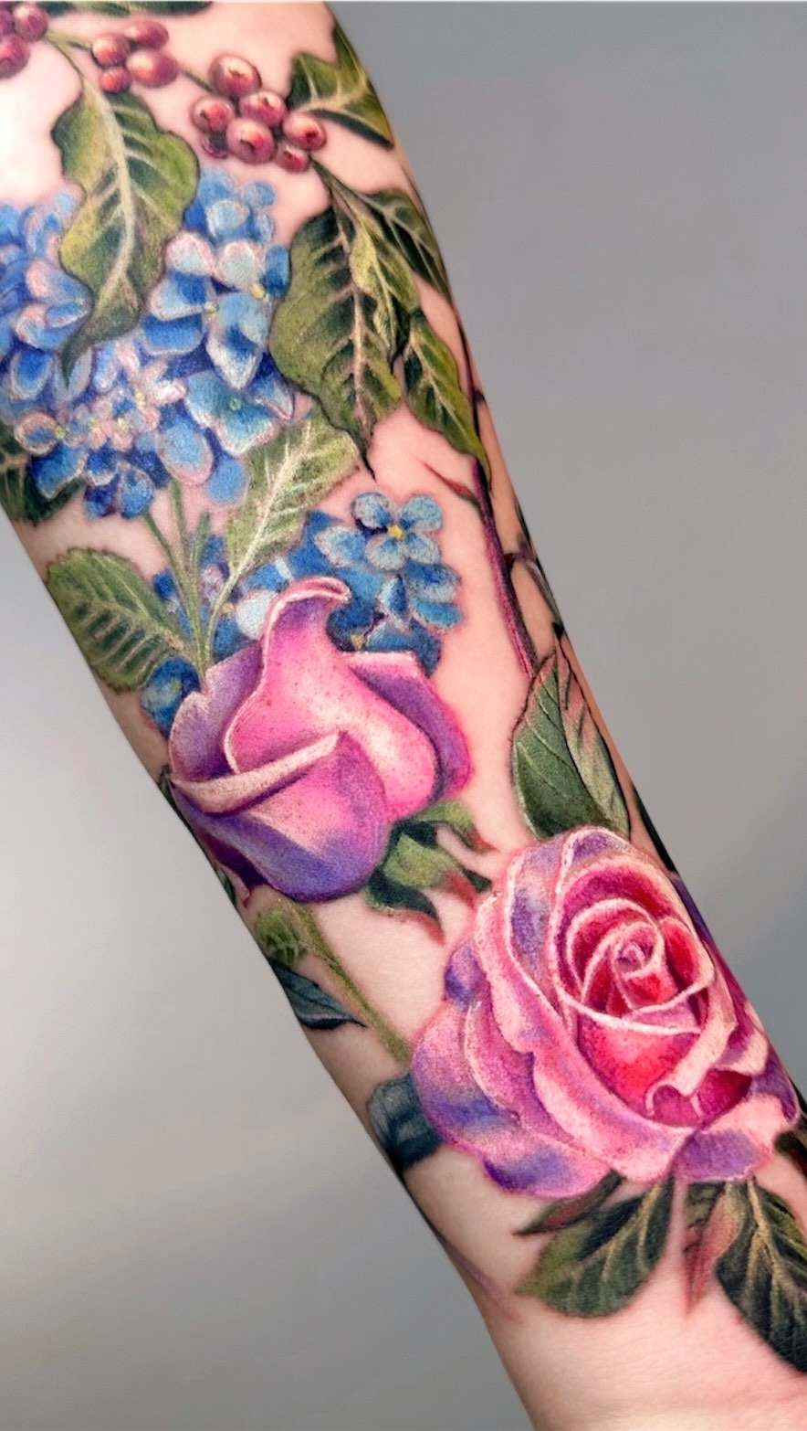 En el tatuaje me gusta experimentar con el color, combinando muchos tonos y contrastes incluso en una sola flor, mezclando a veces colores completamen