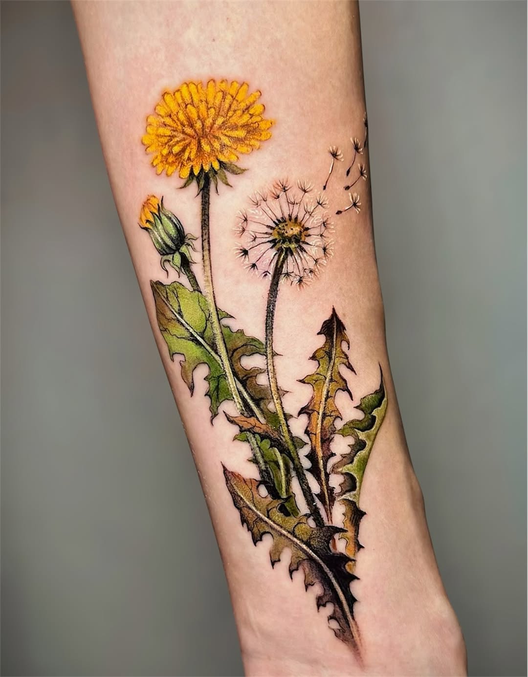 Completamos este precioso tatuaje de flores en dos sesiones. Estas flores tienen un significado muy simbólico para la clienta. Su nombre es Rosa, y el