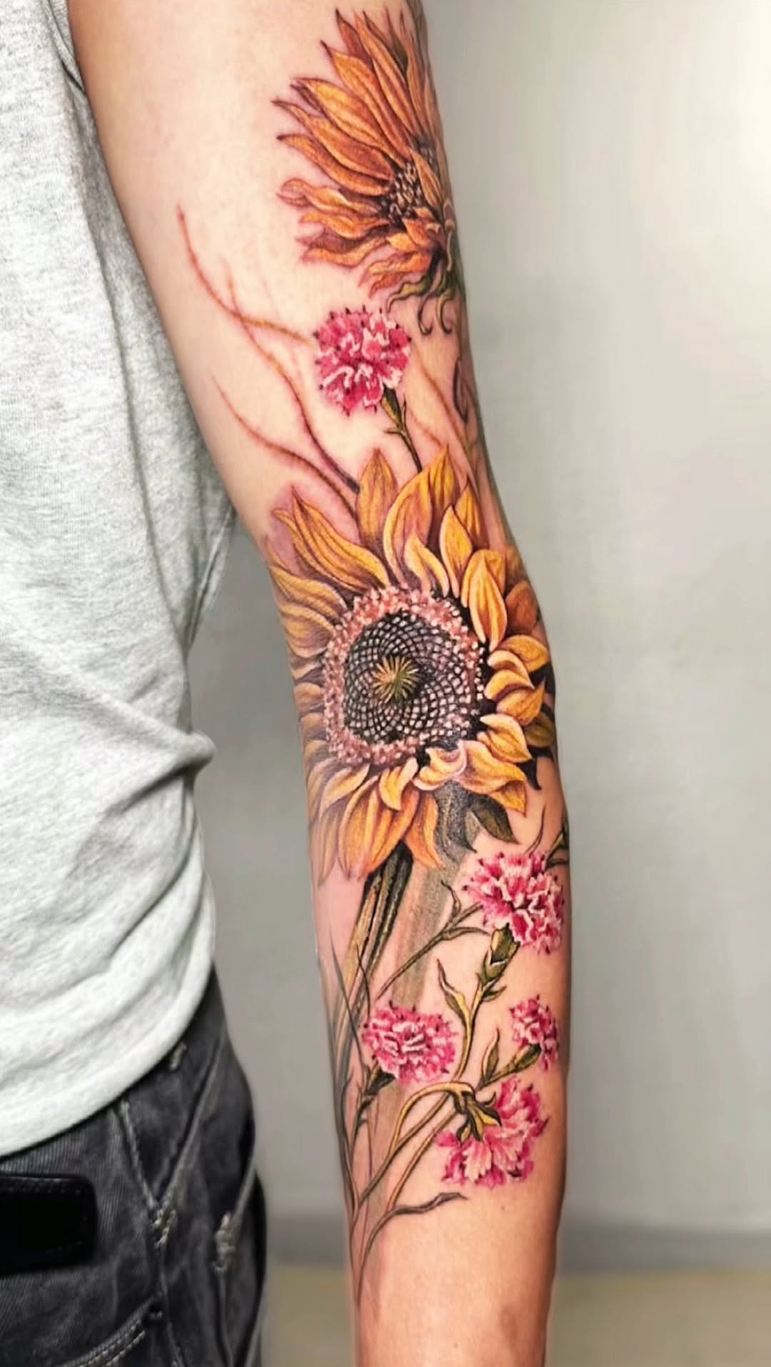 Se pueden hacer tatuajes de color en pieles muy morenas?
Este fue uno de mis proyectos más difíciles. Primero, porque hay muchísimas clases de flores: