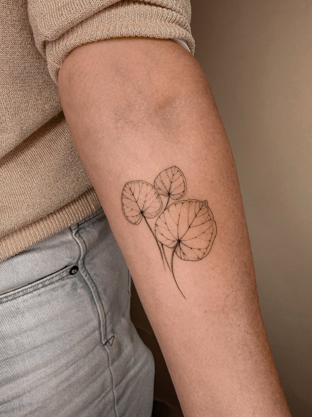 Ever wondered what the process of a freehand tattoo looks like?
⠀⠀⠀⠀⠀⠀⠀⠀⠀
For this one, the starting point was an actual flower,
that I brought from h