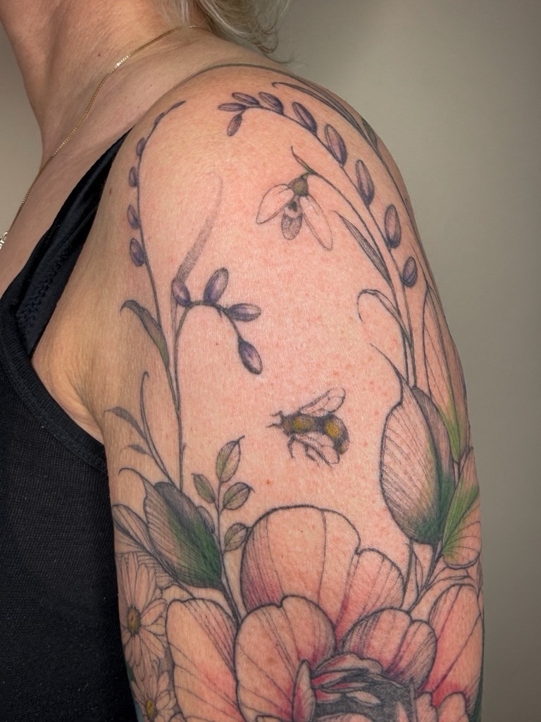 A floral three-quarter sleeve with just a touch of colour. 🌿
Swipe for a full look on the 3/4 sleeve!
#botanicaltattoo
#floralsleeve
#finelinetattoo