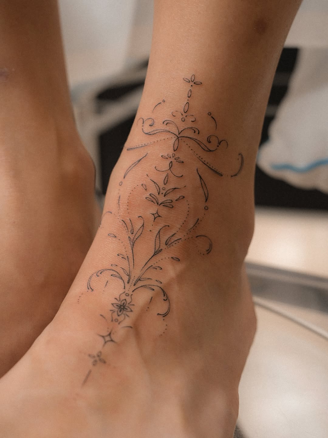 birth flowers 🤍
.
.
.
#nyctattoo #nyctattooartist #floraltattoo #backtattoo #finelinetattooartist