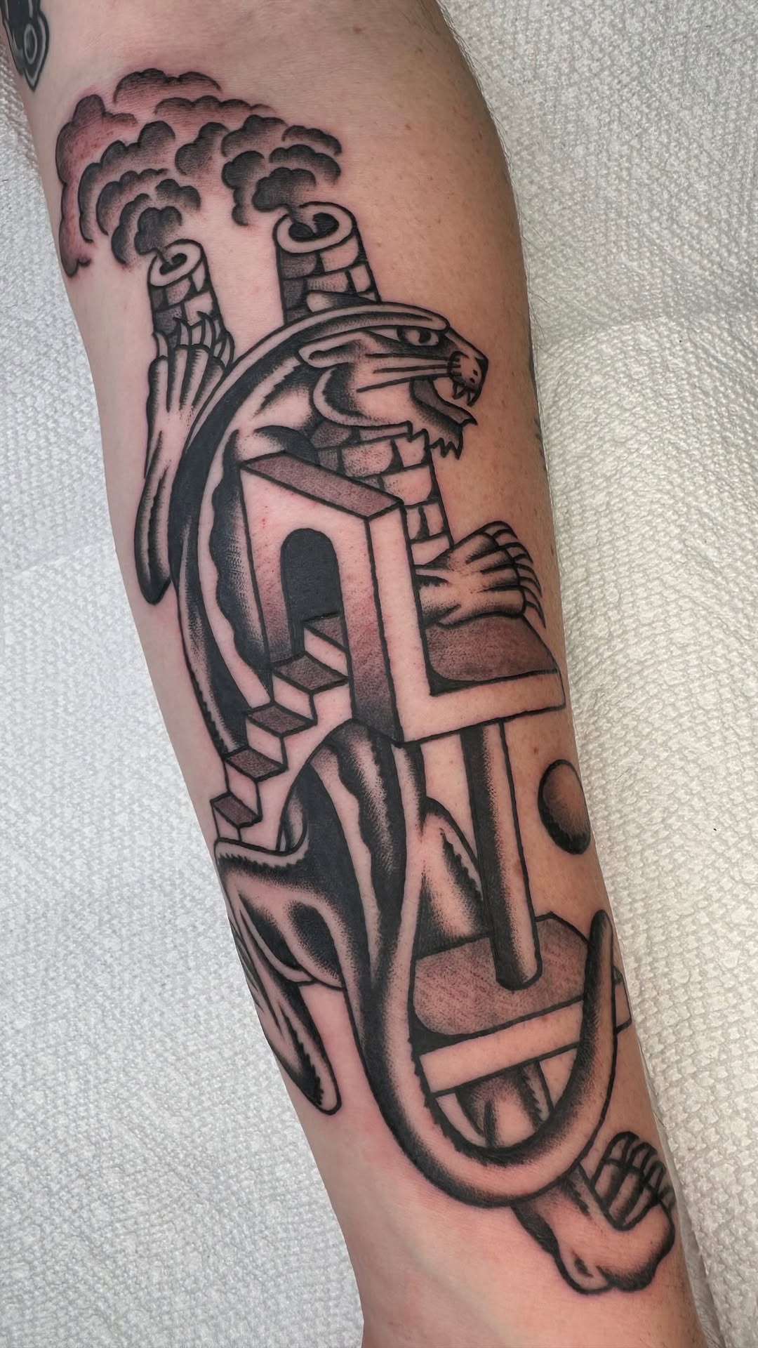 Got my line drawing book with me in Osaka. DM or walk in to claim one. Which one caught your eye? #osakatattoo #threetidestattoo @threetidestattoo