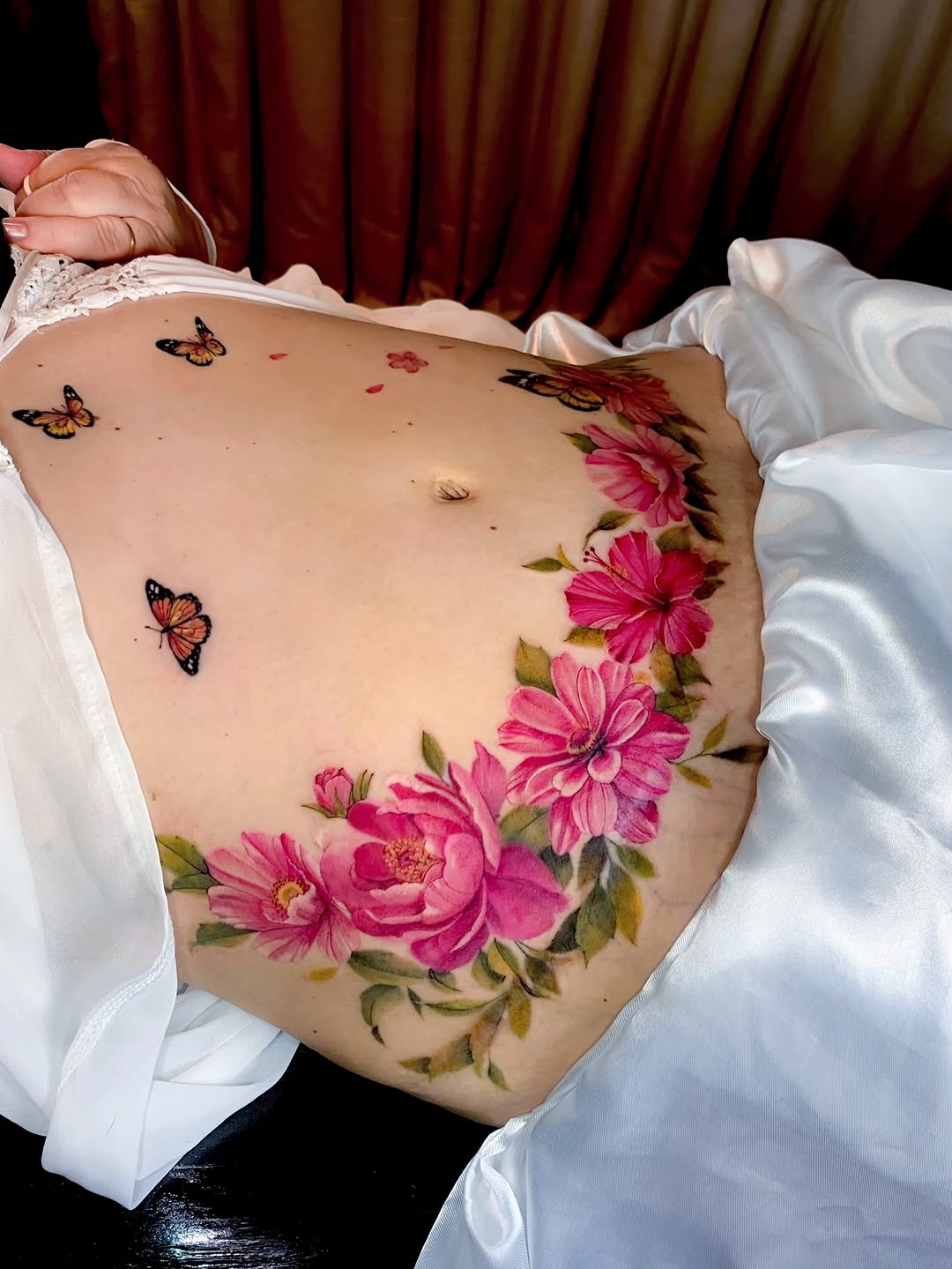 Cobertura de cicatriz 🌿✨
Esse foi mais um trabalho feito com muito carinho pra fofa da Débora.
As cicatrizes dela carregavam lembranças difíceis, al