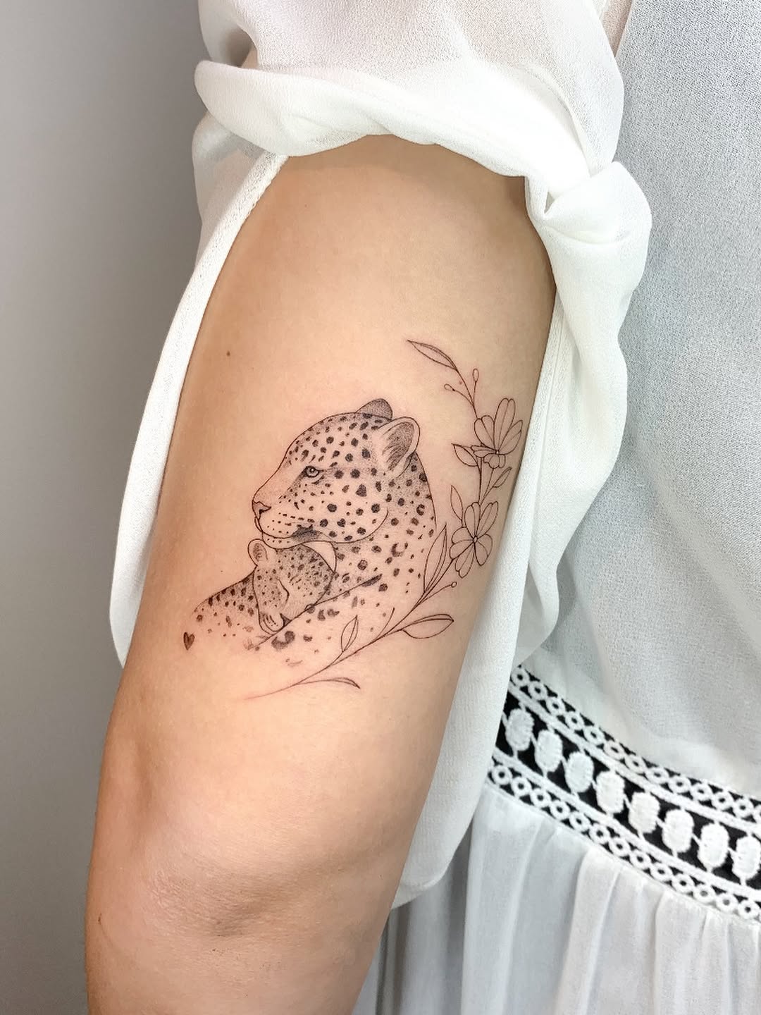 Flor lilás 💜
Iolanda.
Um nome doce, que carrega o significado de “flor violeta”. 🌸
Essa tatuagem é uma homenagem linda que a Leila encontrou de man