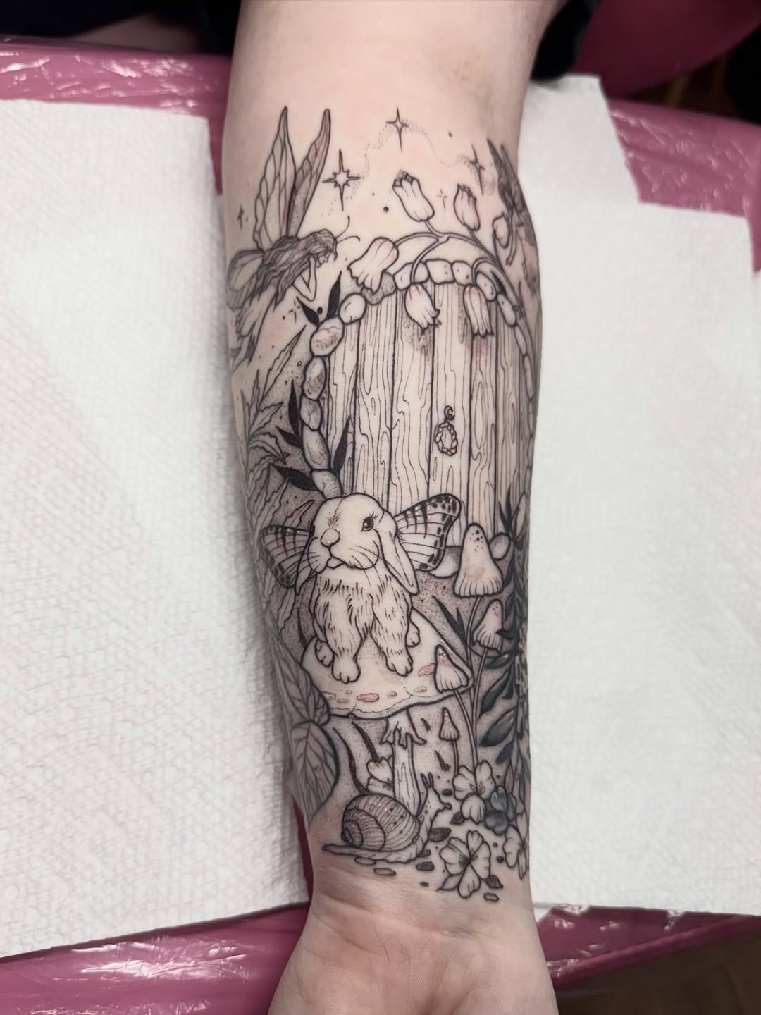 Just a sweet lil forest guardian 🥺🐰I love a lil jackalope 🌿 thank you so much, Alyssa 🥹 swipe to see her sleeve we finished up today! 🦉
