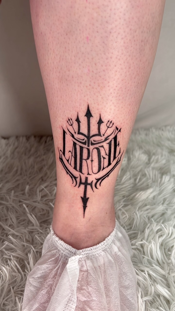 A Paula viu a camiseta Laroyê da minha loja e disse: era exatamente isso o que eu queria pra minha tatuagem! E prontamente fizemos esse desejo virar r