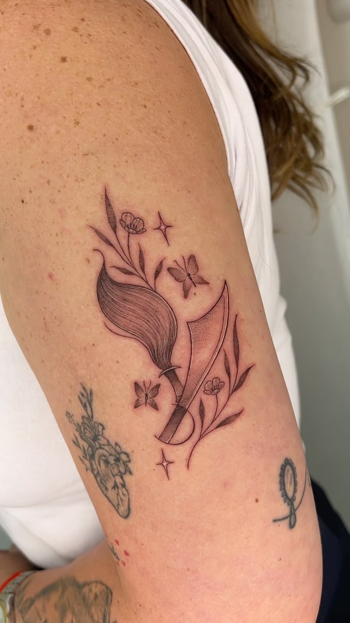 Mais uma tatuagem de axé pra Bia 💛 essa pra homenagear Yemanjá, Omolu e Ogum 🥹💛🙏🏻 obrigada novamente, xuxu! #umbanda #finelinetattoo #yemanja