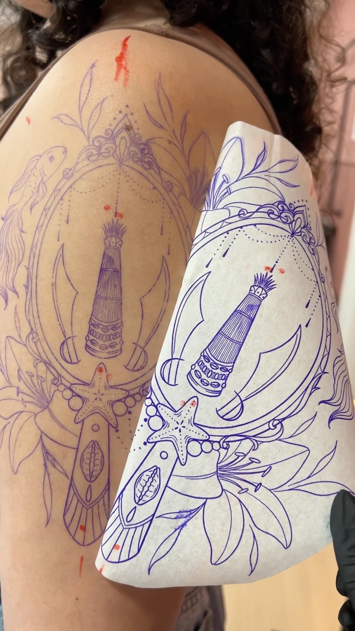 Estampando a camiseta Atotô que vai estar disponível a partir de hoje na minha loja 💛 link na bio! 🥹✨ ((quase não deu tempo de lançar no mês dele!))