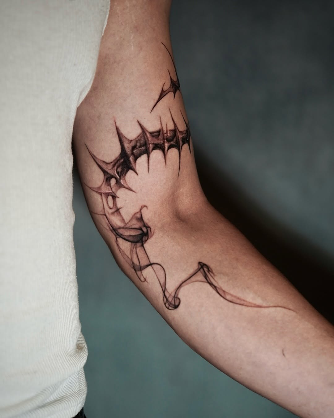 Abstract thorn / smoke
🇺🇸✉️juuntattoo@gmail.com