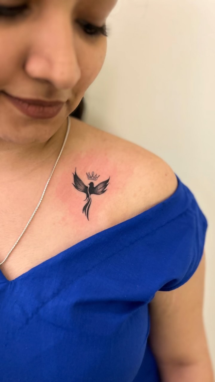 She carries the strength of a lioness and the beauty of a thousand flowers. 🦁🌸✨
.
.
.
#tattoo #liontattoo #floraltattoo #tattooart #tattooinspiratio