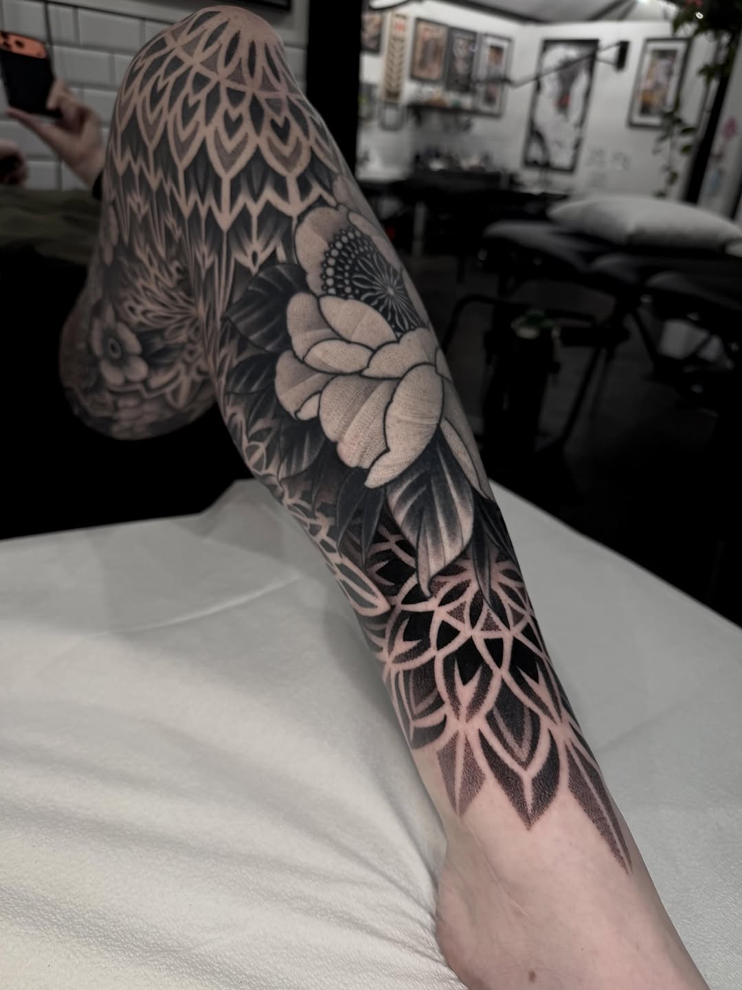 Manifesting the perfect client, hold on brb... 🙏🏼🙏🏼🙏🏼🙇🏼‍♂️🙇🏼‍♂️🙇🏼‍♂️🏃🏃🏃

#allsacredtattoo#denvertattooartist#tattoos#geometrictattoos