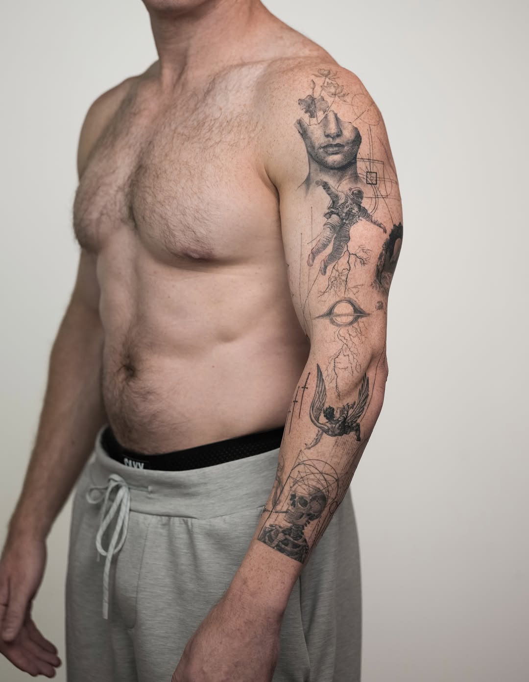 Every tattoo begins long before the needle touches the skin.
It starts with listening.
Turning someone’s story into lines, shapes, and balance.
Sketc